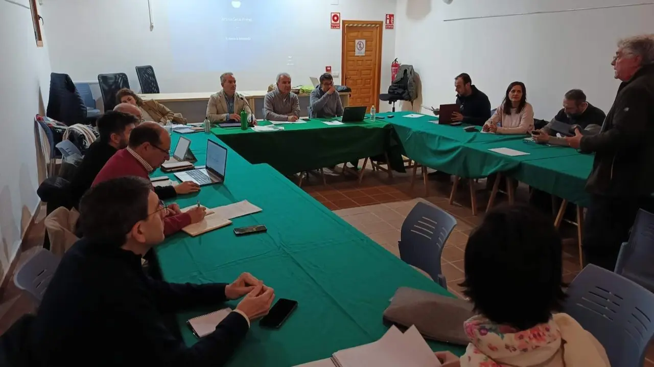 Uno de los momentos durante la &uacute;ltima sesi&oacute;n ordinaria de la Junta Rectora del Parque Natural & Geoparque Sierras Subb&eacute;ticas.