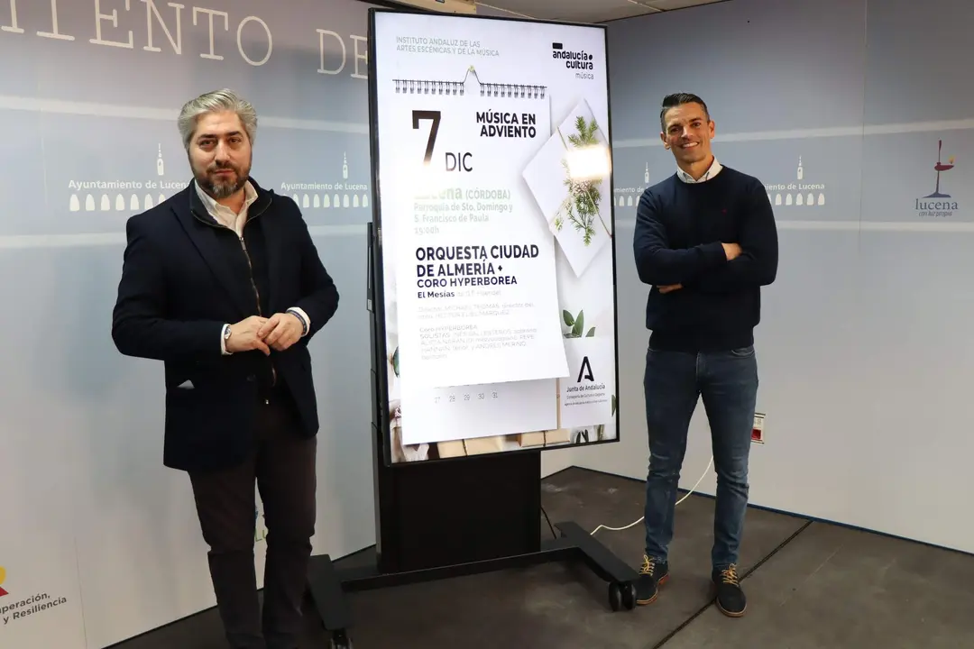 Francisco Barbancho y Domingo Escobar junto al cartel del este gran concierto que podremos disfrutar el domingo en Lucena.