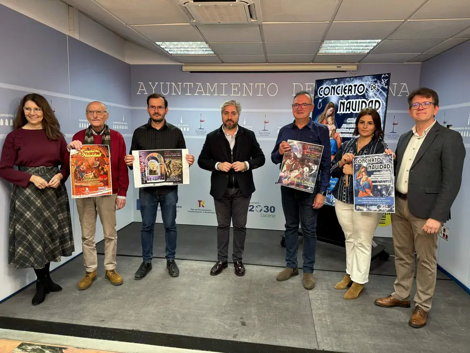 Representantes de los cuatro colectivos musicales locales, durante su exposici&oacute;n junto al edil de Cultura.