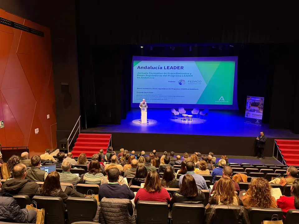 40 grupos de desarrollo rural se dieron cita esta ma&ntilde;ana en el Auditorio Municipal Manuel Lara Cantizani para avanzar en las novedades de la nueva convocatoria de fondos Leader