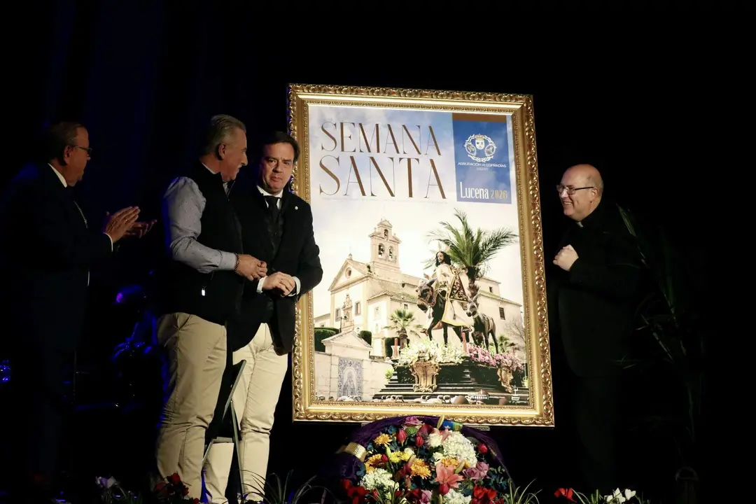 Instante de la presentaci&oacute;n oficial del cartel anunciador de la Semana Santa de Lucena 2026.