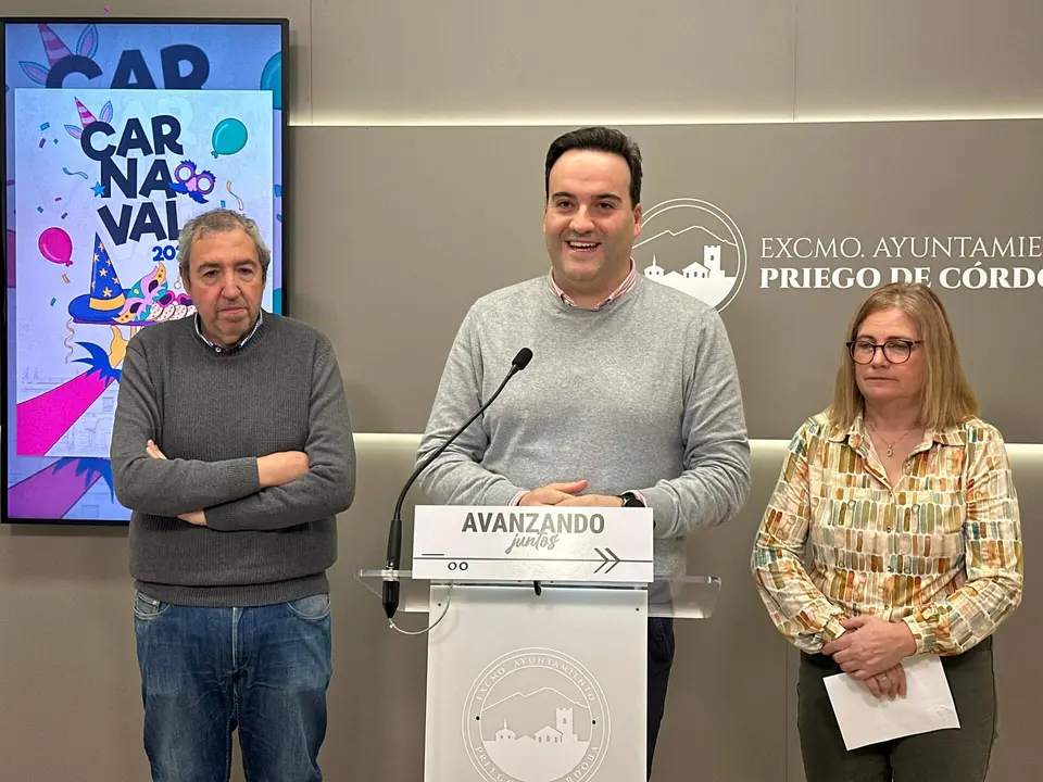 El alcalde de Priego de C&oacute;rdoba, Juan Ram&oacute;n Valdivia; el concejal de Festejos, Antonio Navas; y la presidenta de la Asociaci&oacute;n Cultural Carnavalesca de Priego de C&oacute;rdoba, Mari Carmen Gonz&aacute;lez.