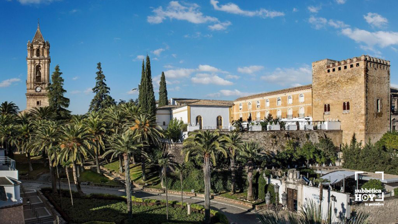 Vista panor&aacute;mica de la Parroquia de la Asunci&oacute;n y &aacute;ngeles y el Castillo de los Condes de Cabra. / Turismo de Cabra.
