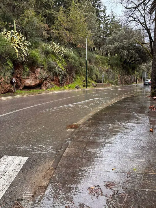 Cabra: Acumulación de agua en la calzada, junto a la Fuente del Río_(05-02-2026)_2