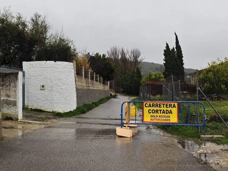 Cabra: Corte de carretera en Vado del Moro por desbordamiento del río Cabra_(04-02-2026)