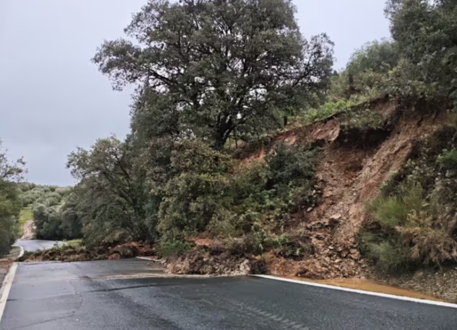 Priego: El desprendimiento de un talud obliga a cortar la A-4154