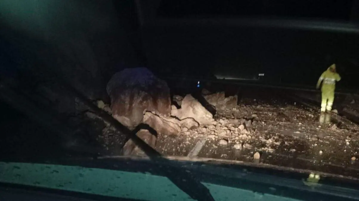 Rute: derrumbe de parte de un talud de tierra y piedras sobre la carretera A-331 direcci&oacute;n Izn&aacute;jar.