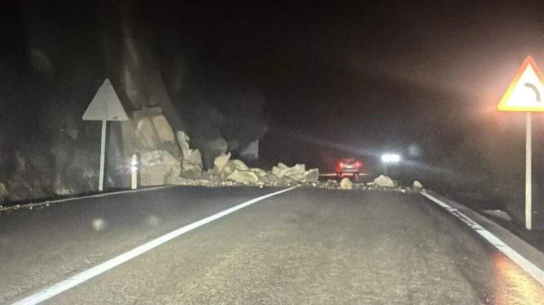 Rute: derrumbe de parte de un talud de tierra y piedras sobre la carretera A-331 direcci&oacute;n Izn&aacute;jar.