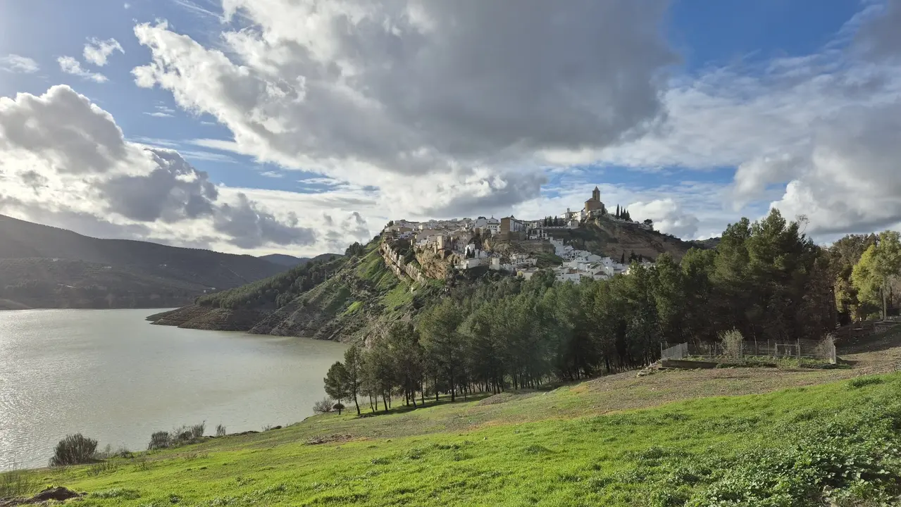 Una imagen del embalse del pasado domingo (Foto: Ayto. Izn&aacute;jar).