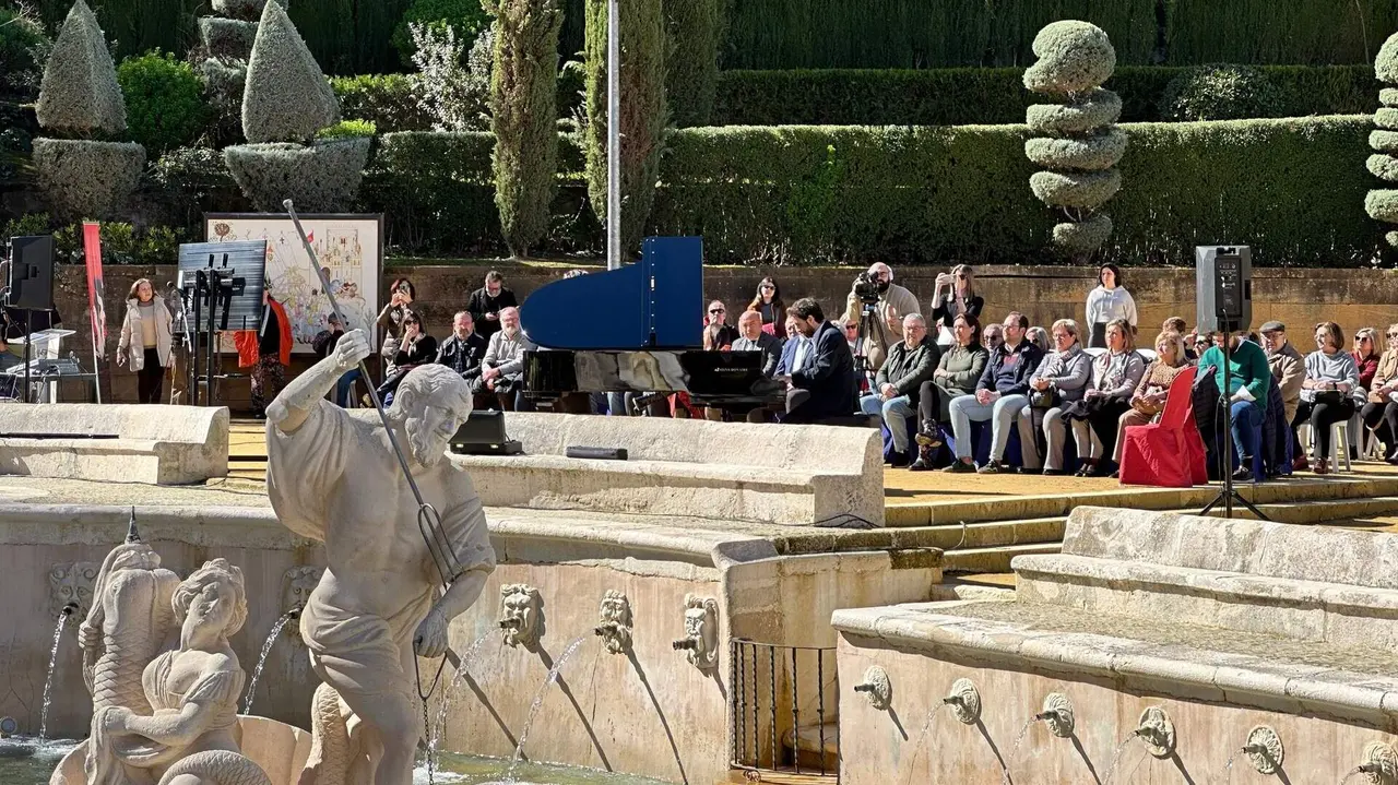 La Fuente del Rey de Priego de C&oacute;rdoba fue el escenario elegido para la presentaci&oacute;n del festival en referencia a los mascarones manieristas que dan nombre a la marca cultural impulsada por el Ayuntamiento.