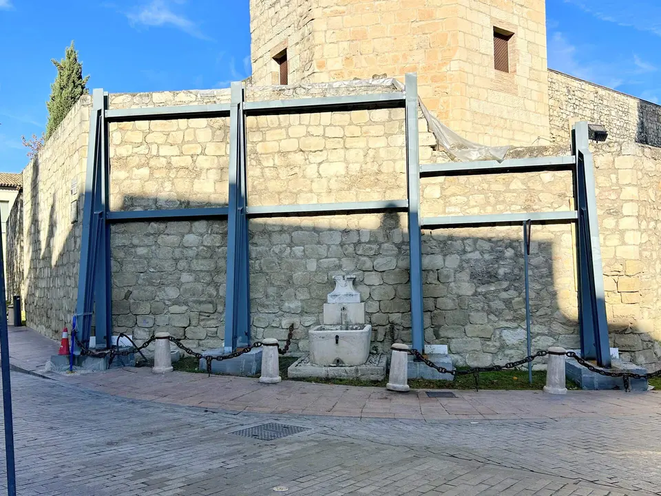 Parte del muro afectado por el derrumbe en su zona interior, protegida con un sistema de entibado desde noviembre pasado.