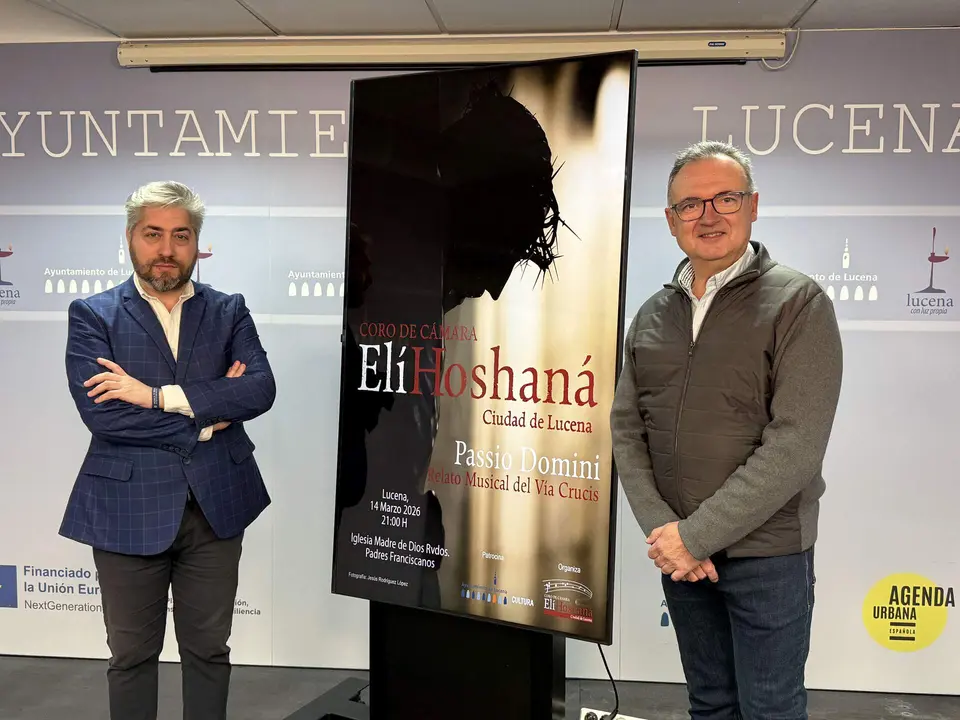 El concejal de Cultura, Francisco Barbancho, y el director del coro, Enrique Reyes durante la presentaci&oacute;n del concierto.