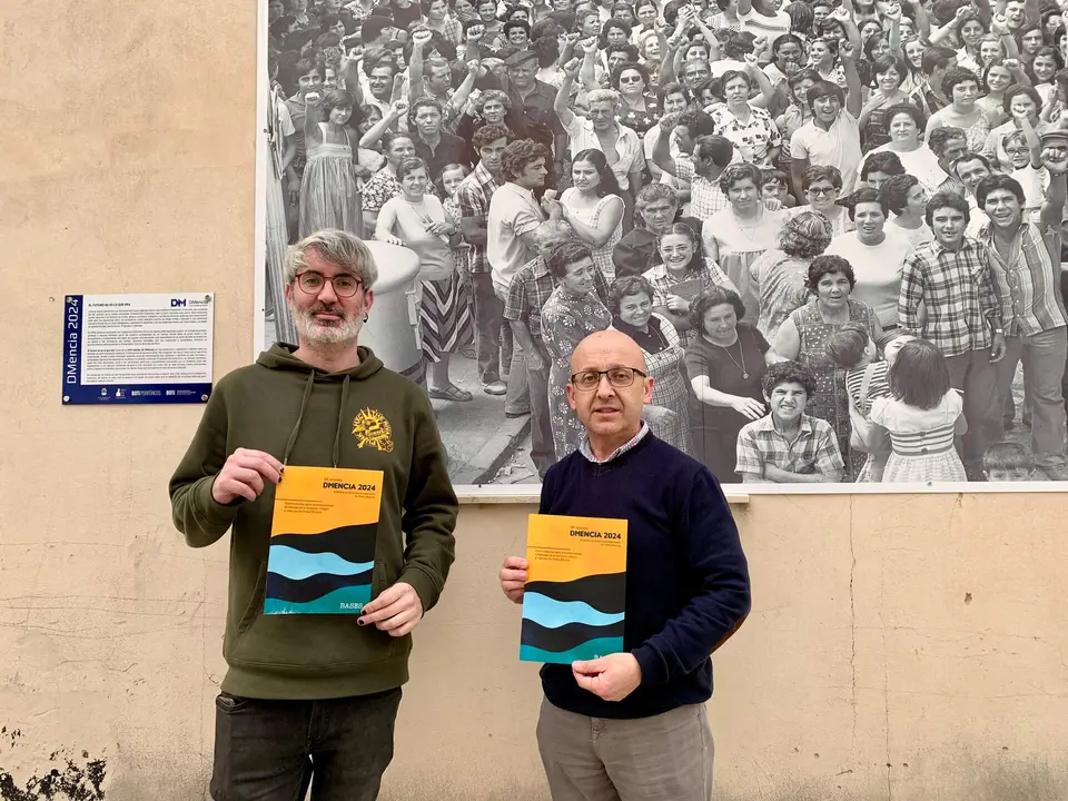 El concejal de Cultura del Ayuntamiento de Do&ntilde;a Menc&iacute;a, Vicente Cantero y el comisario de la Muestra Mois&eacute;s Bedmar.