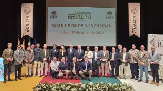 Foto de familia en los XXXIII Premios a la Calidad de la DO Baena.
