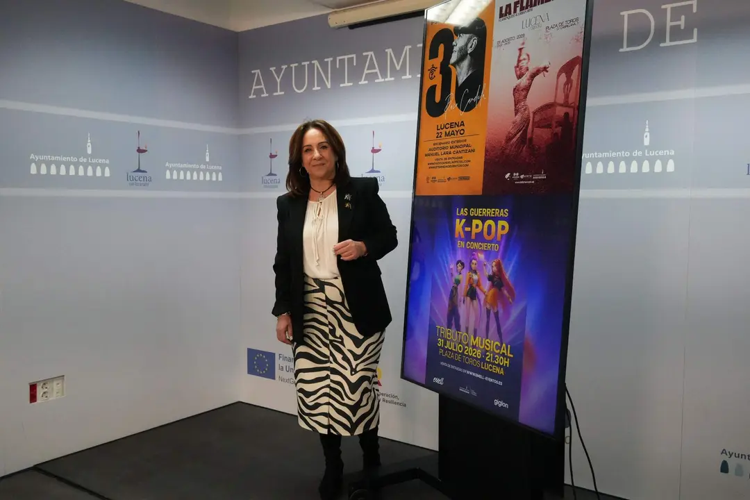Araceli Rodr&iacute;guez, edil de Fiestas, junto a las carteles de las tres actuaciones.