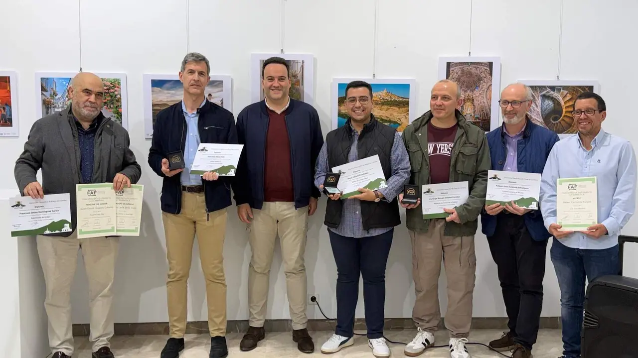 Foto de familia junto a los premiados del I Concurso Fotogr&aacute;fico &ldquo;El Patrimonio Natural y Monumental de la Mancomunidad de la Subb&eacute;tica&rdquo;.
