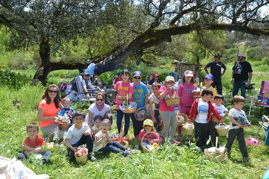 Un grupo de ni&ntilde;os junto a sus cestas en San Marcos para disfrutar de la tradicional "merendilla" | Imagen: Turismo de la Subb&eacute;tica.