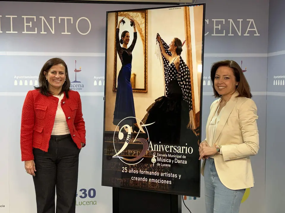 La edil de Educaci&oacute;n, Miriam Ortiz junto a la directora de la Escuela Municipal de M&uacute;sica y Danza, Mamen Galindo tras la presentaci&oacute;n del programa.