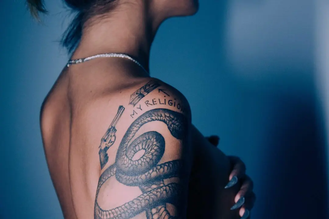midsection-seductive-woman-with-tattoo-hand