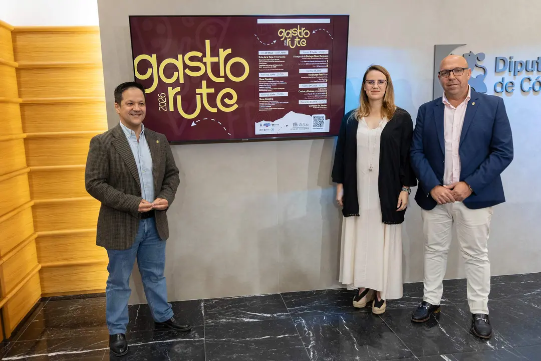 El alcalde de Rute, David Ruiz, al teniente de alcalde, Rafael Garc&iacute;a, y a la diputada provincial Sara Alguacil