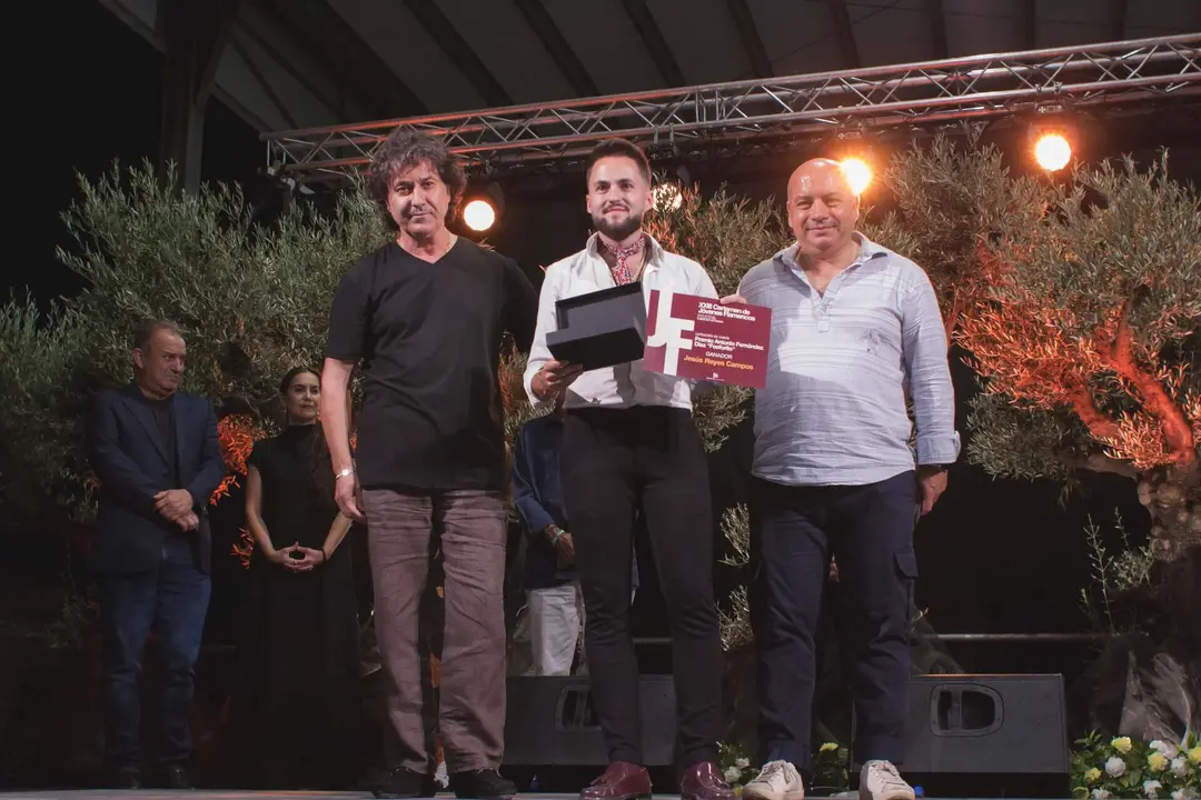 Jes&uacute;s Reyes recoge su premio en XXIII Certamen de J&oacute;venes Flamencos.