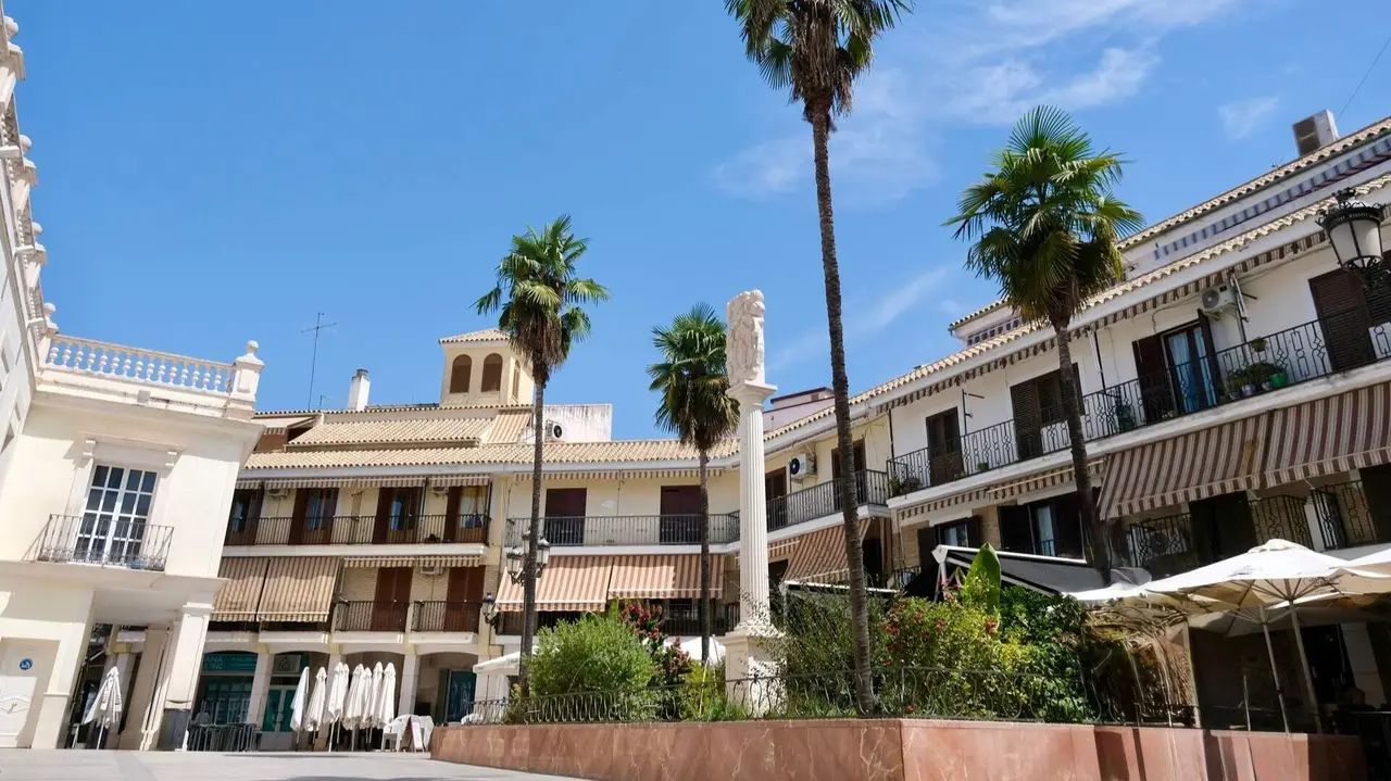 Plaza del Triunfo de la Inmaculada, situada en la parte trasera del Ayuntamiento de Cabra.