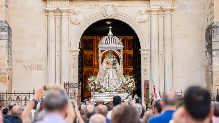 Virgen de Araceli en su salida en la Parroquia de San Mateo de Lucena