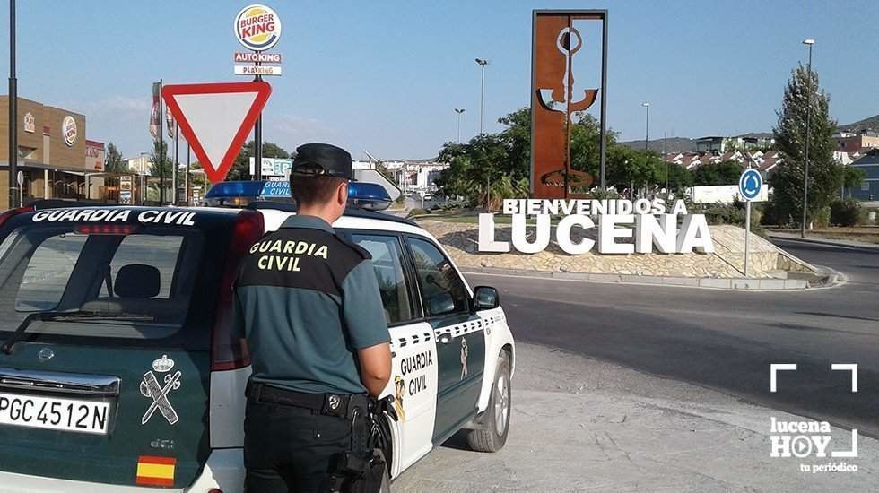 <p> Una patrulla de la Guardia Civil a la entrada de Lucena </p>