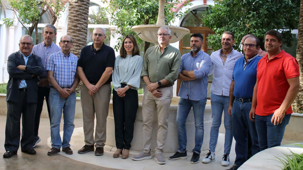<p> Teresa Alonso junto a los representantes de las empresas lucentinas que participarán en la Feria Habitat Valencia </p>