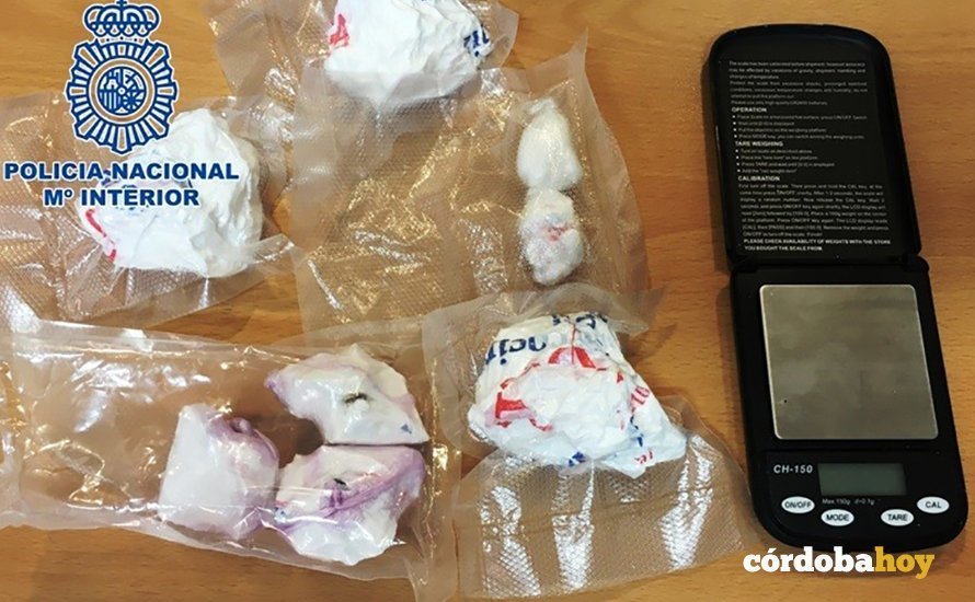 La cocaína en roca incautada en Cabra por la Policía Nacional