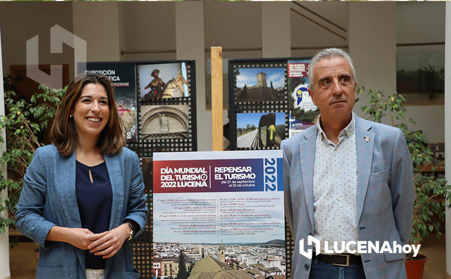 <p> Teresa Alonso y Juan Pérez durante la inauguración de la exposición "Etapas del Camino Mozárabe de Santiago" </p>