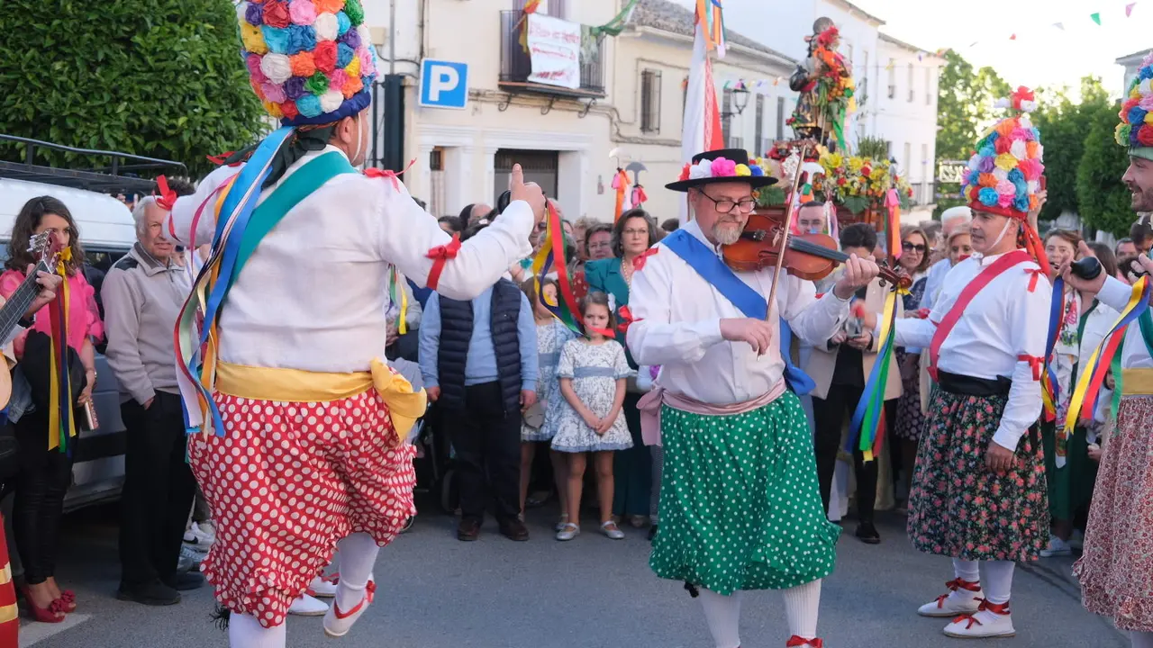 Los Danzantes de Fuente T&oacute;jar ante la procesi&oacute;n de San Isidro Labrador
