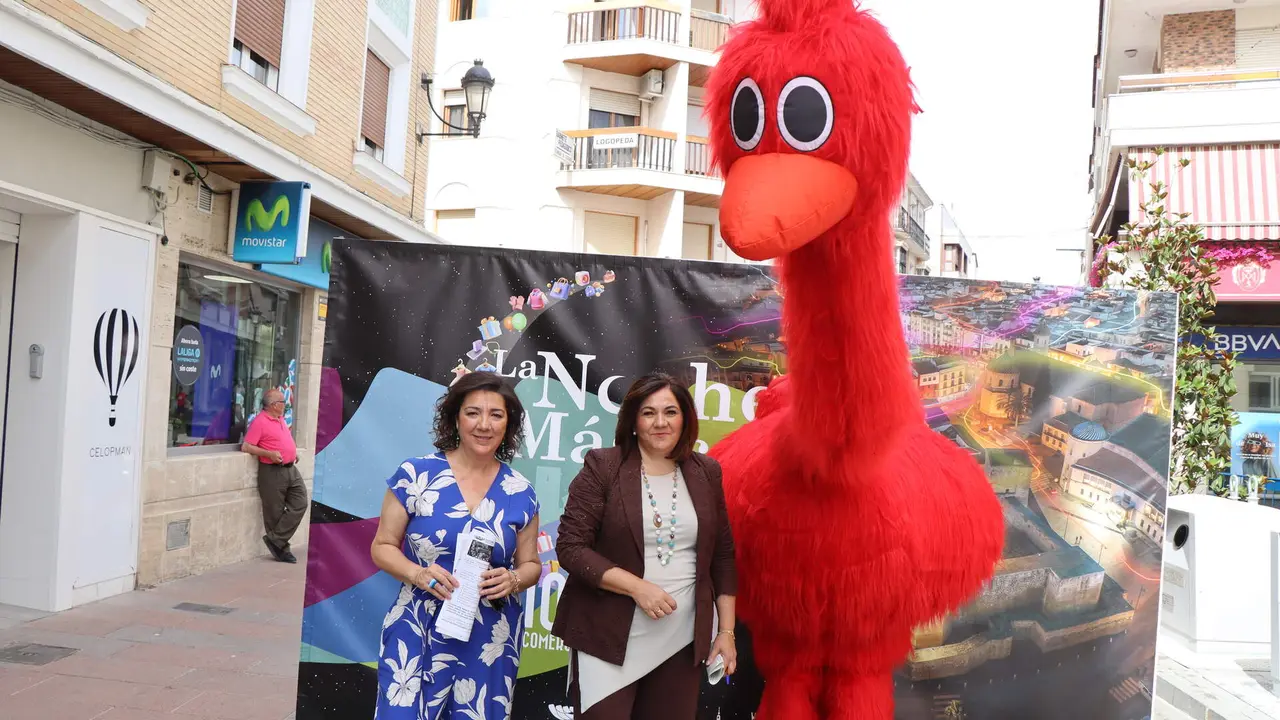 Pepa Romero, gerente del CCA Lucena y Mar&iacute;a de la O Redondo, concejala de Innovaci&oacute;n durante la presentaci&oacute;n de las Noches M&aacute;gicas en la Plaza Nueva de Lucena.