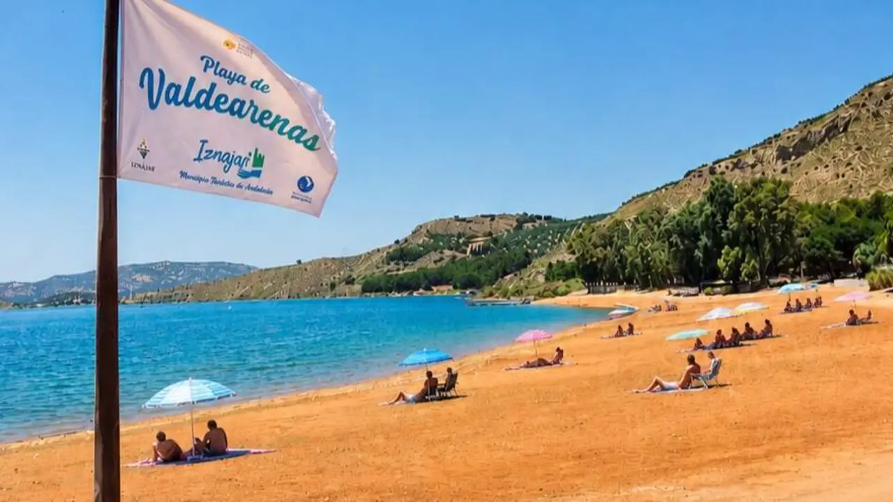 Una imagen de archivo de la Playa de Valdearenas. Fotograf&iacute;a: Ayuntamiento de Izn&aacute;jar.