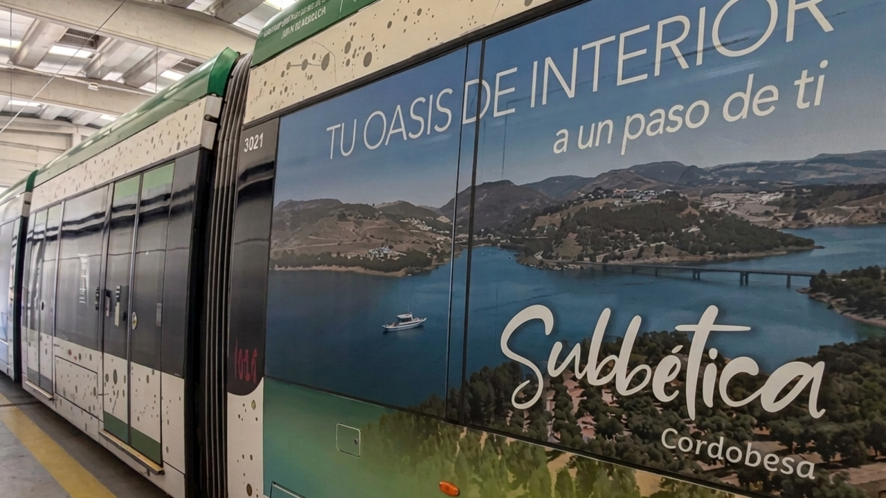 Publicidad de la Subb&eacute;tica en un vag&oacute;n del metro de M&aacute;laga.