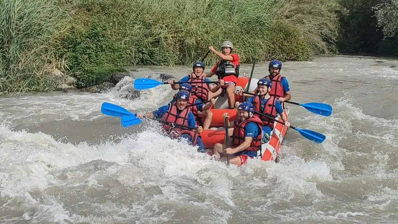 Un grupo de turistas practicando rafting en el R&iacute;o Genil. (Ayto. de Benamej&iacute;).