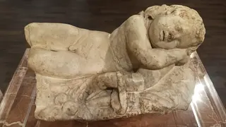 Representaci&oacute;n en piedra del Dios Eros