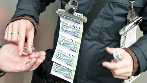 Vendedor ambulante del sorteo de la ONCE