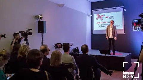 Una imagen de una de las charlas TEDx en su primera edici&oacute;n