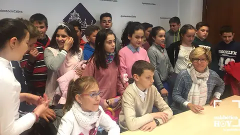 Piedad Baca junto con un grupo de escolares