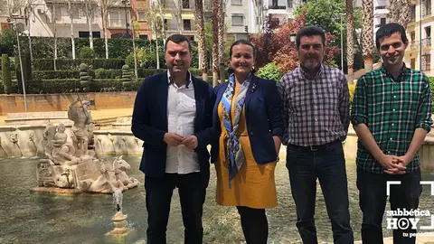 Alcalde y concejales frente a la fuente