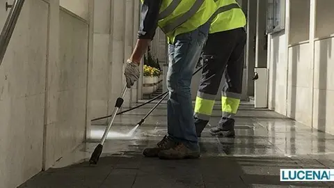 Obras pone en marcha un dispositivo de limpieza de la cera de Semana Santa