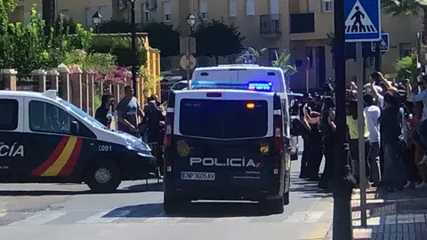 Un grupo de personas increpa al detenido en el momento de llegar en un furg&oacute;n policial a la sede judicial