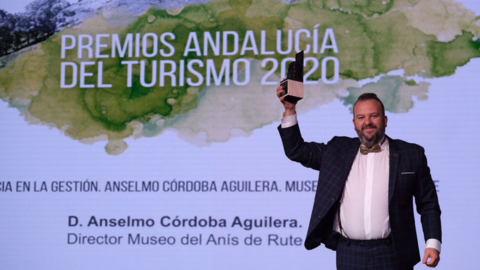 Anselmo C&oacute;rdoba recoge su premio
