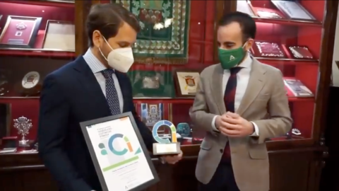 El acalde de Cabra, Fernando Priego, recibe el premio entregado por el delegado de Empleo, Formaci&oacute;n y Trabajo Aut&oacute;nomo en C&oacute;rdoba, &Aacute;ngel Herrador Leiva