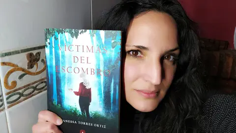Vanessa Torres junto a su nueva novela V&iacute;ctimas del escombro