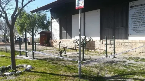 Parque infantil precintado en Do&ntilde;a Menc&iacute;a