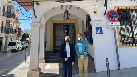 Juan P&eacute;rez junto a Juan Miguel S&aacute;nchez en el ayuntamiento de Carcabuey