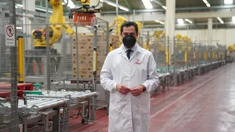  El presidente de la Junta, Juanma Moreno, en una visita a la factor&iacute;a de Pastas Gallo, en El Carpio 