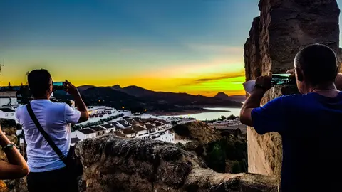 Castillo Izn&aacute;jar puesta de sol